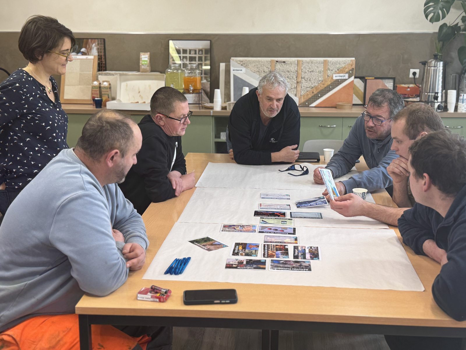 Collaborateurs de Chaux Saint-Astier réunis autour d'une table pendant un atelier Fresque du Climat