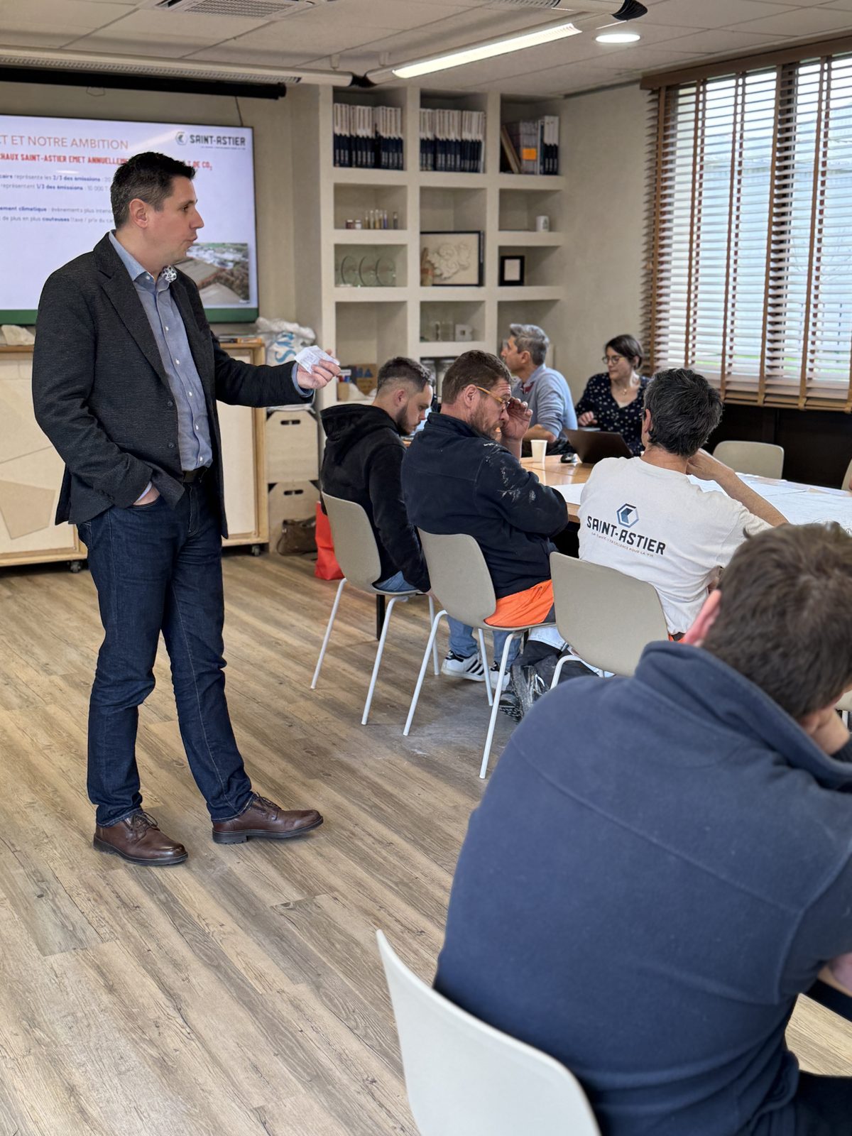 Présentation du bilan carbone et de l'ambition climat de Chaux Saint-Astier devant les collaborateurs lors d'une session de formation