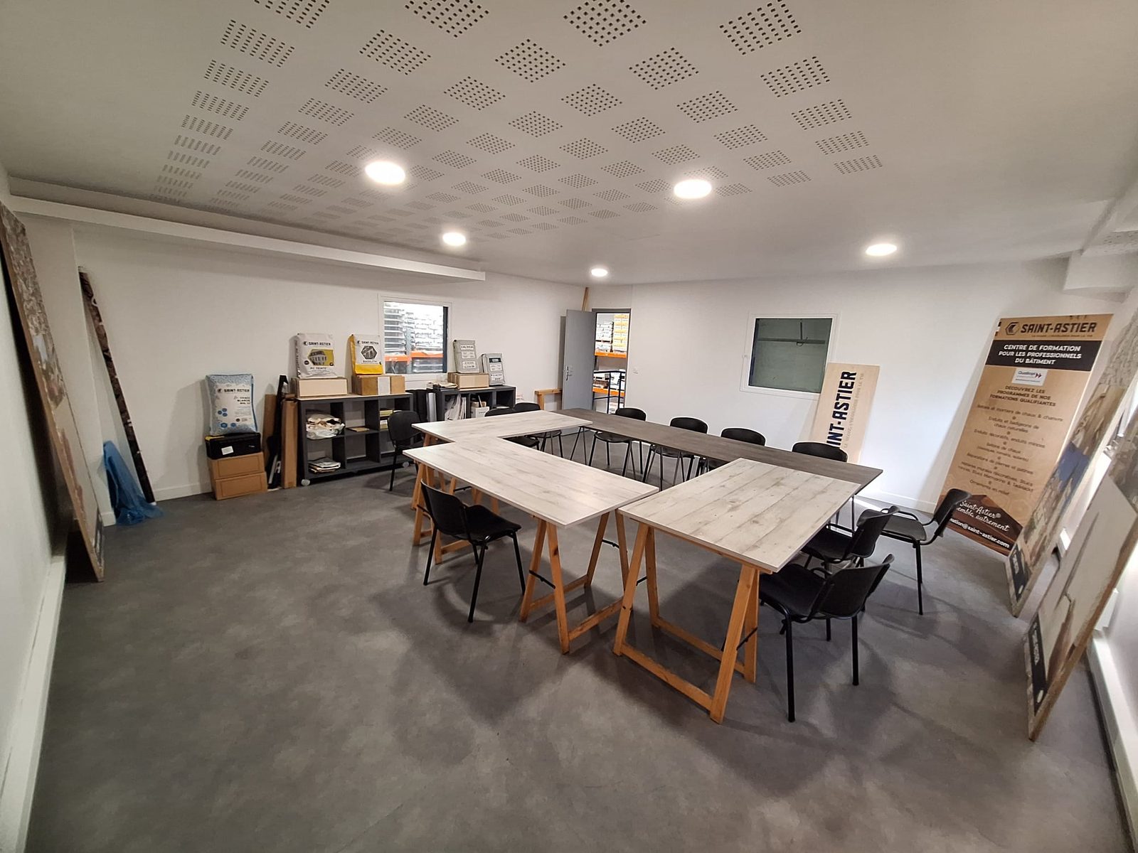 Salle de formation équipée de l'antenne Saint-Astier de Noisiel, tables en U et produits Saint-Astier