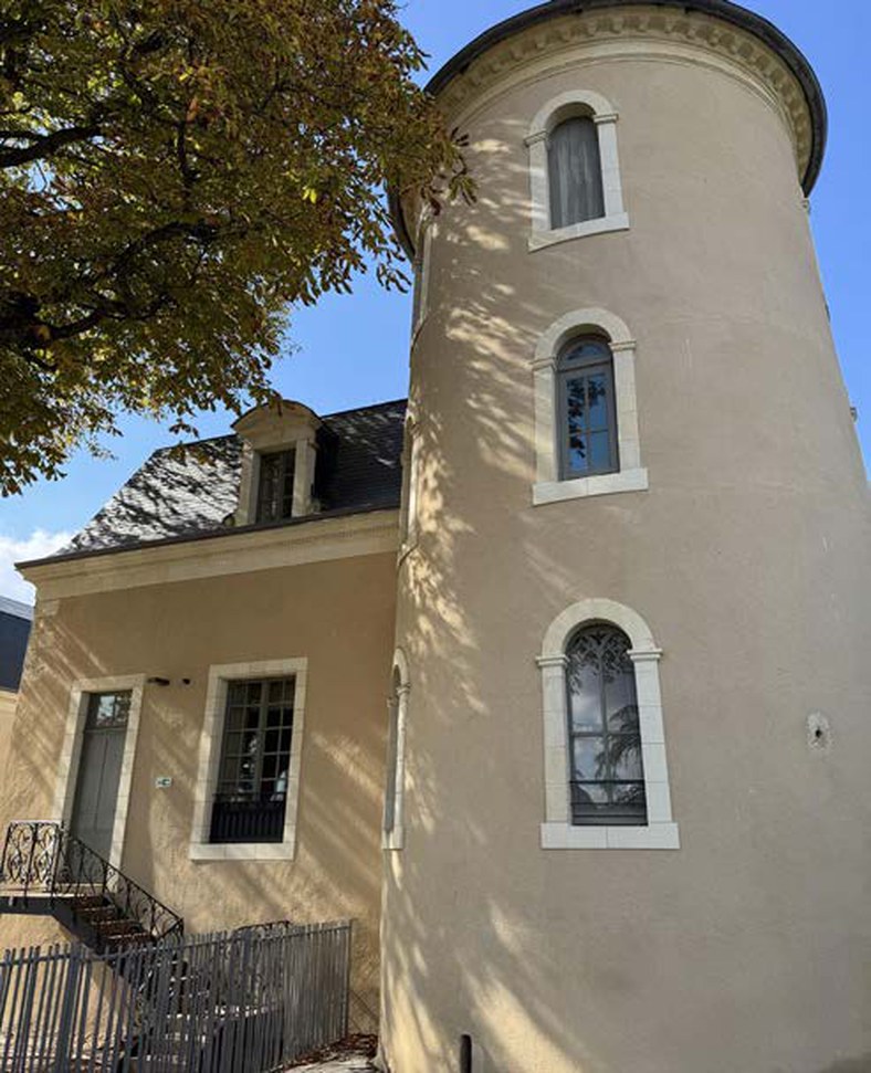 Le Château Bois Baudron et sa tour après réhabilitation