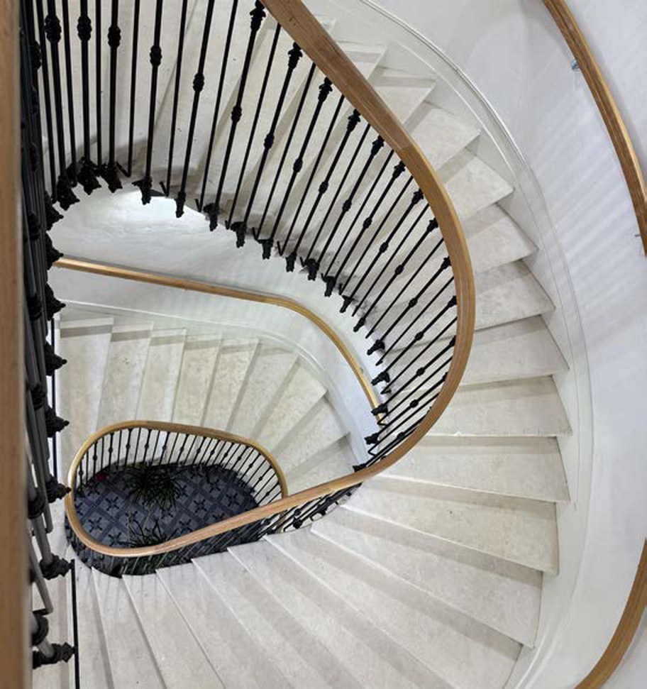 Escalier hélicoïdal restauré du château