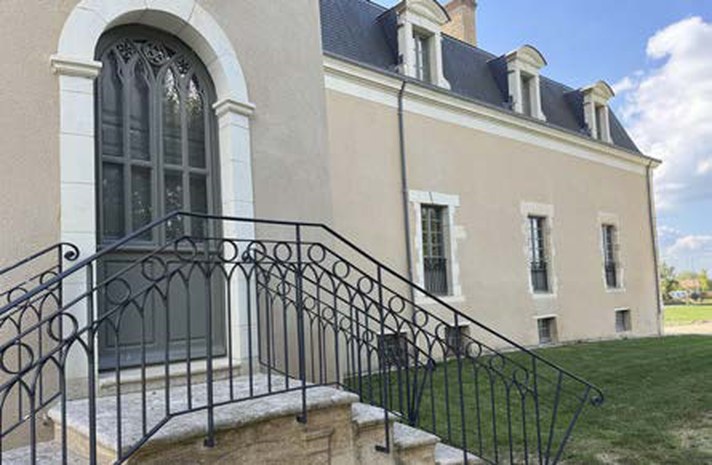 Façade et perron du château traités à la chaux